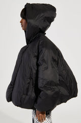 LEONE STATEMENT CIRCLE CROP PUFFER IN BLACK