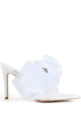 AZALEA WANG CAPABLE BOW SANDAL IN WHITE