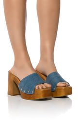 GROOVY CHUNKY PLATFORM SANDAL IN DENIM