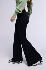 ON THE RUN RUCHED BACK FLARE LEGGING IN BLACK