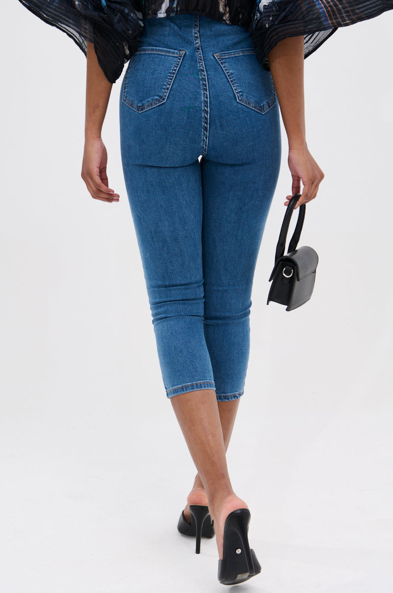 FLEX FIT MEDIUM WASH CAPRI