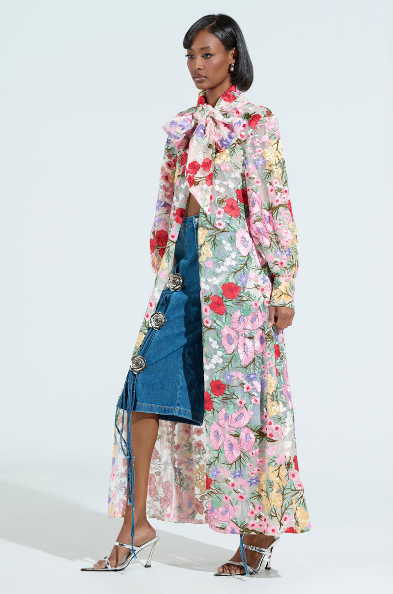 GARDEN PARTY FLORAL APPLIQUE LONG BLOUSE