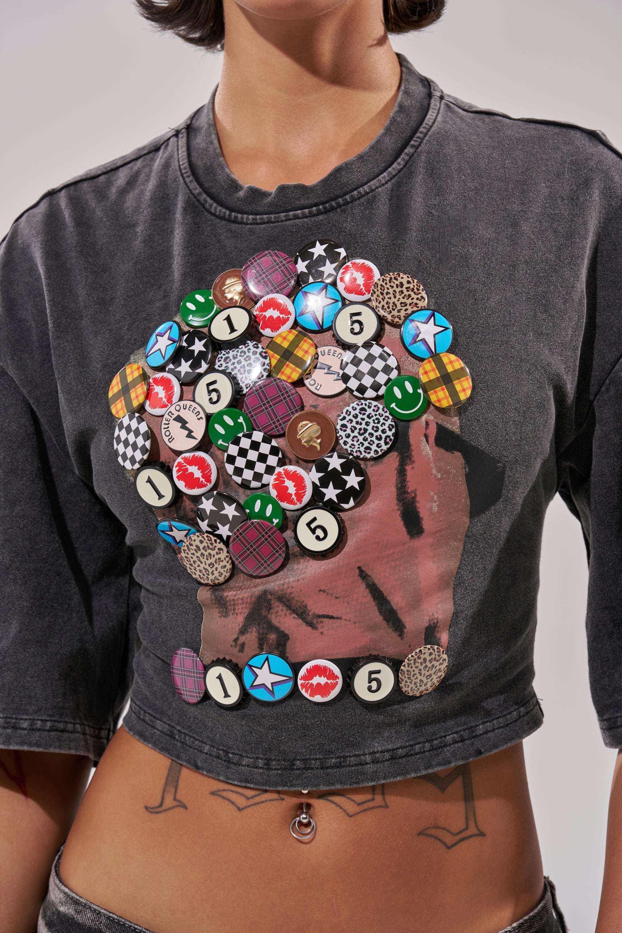 PINNED DOWN MINERAL WASHED TEE IN GREY