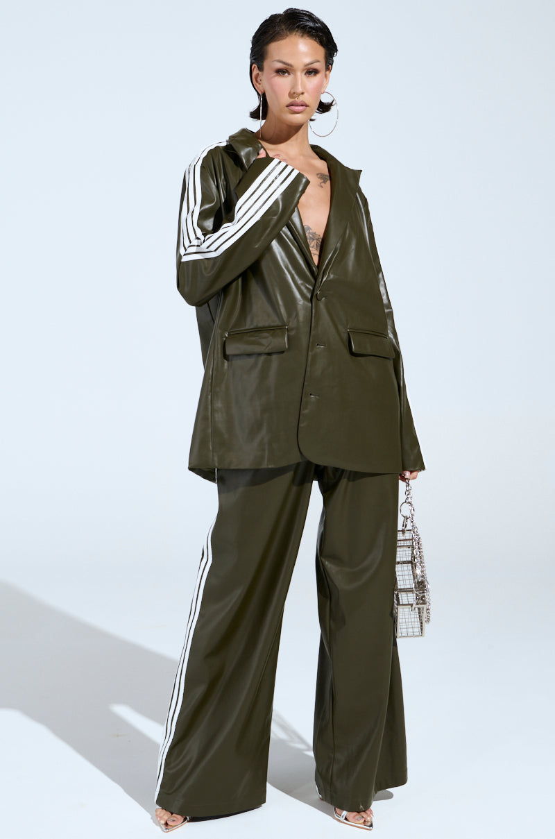 DAY TIME LOVIN OVERSIZED BLAZER IN OLIVE