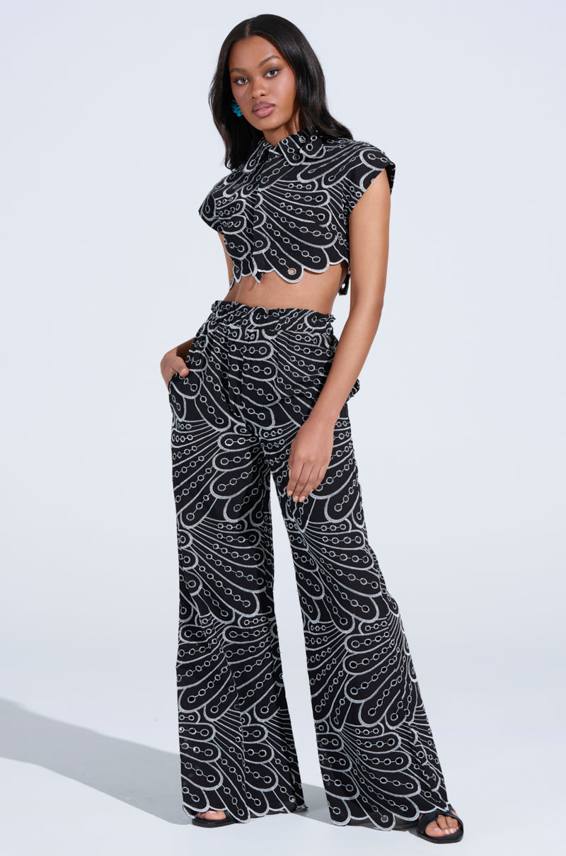 SET YOU FREE CROP WOVEN BLACK MULTI TOP