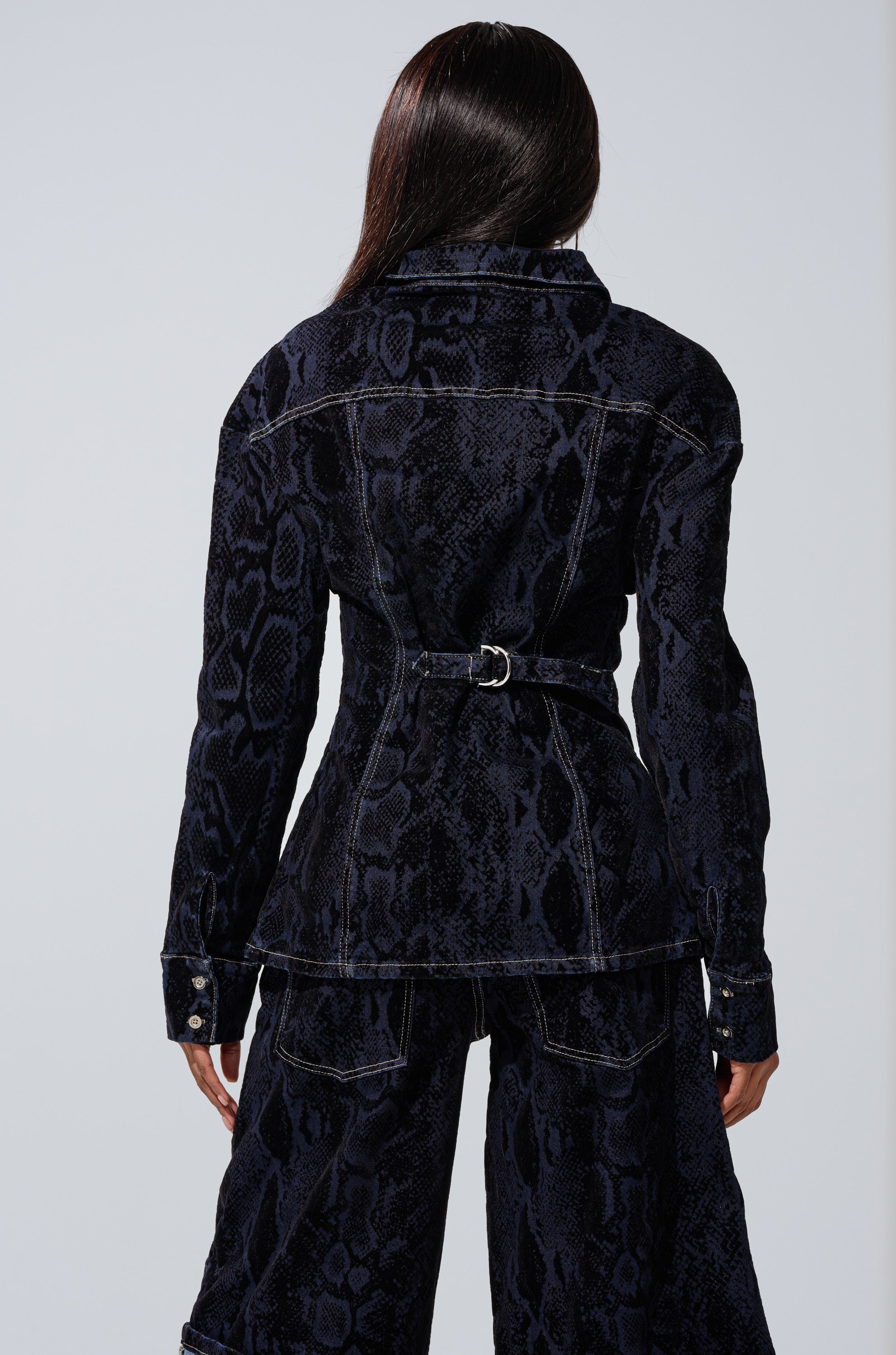 FEELS LIKE MONEY DENIM BUTTON DOWN