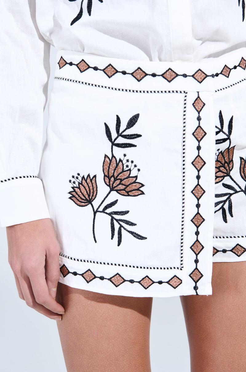 EMBROIDERED FLOWER LINEN SKORT