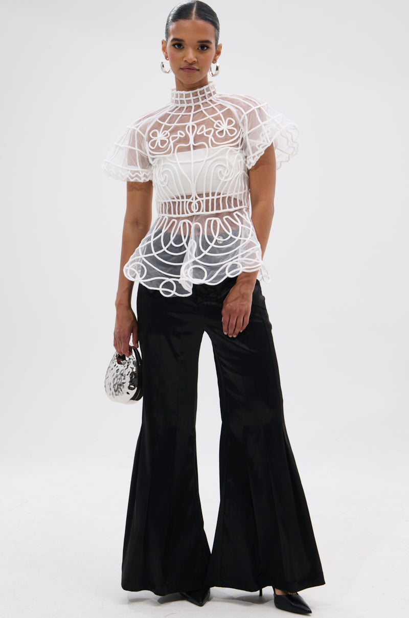 DOLL FACE SHORT SLEEVE STRUCTURED BLOUSE