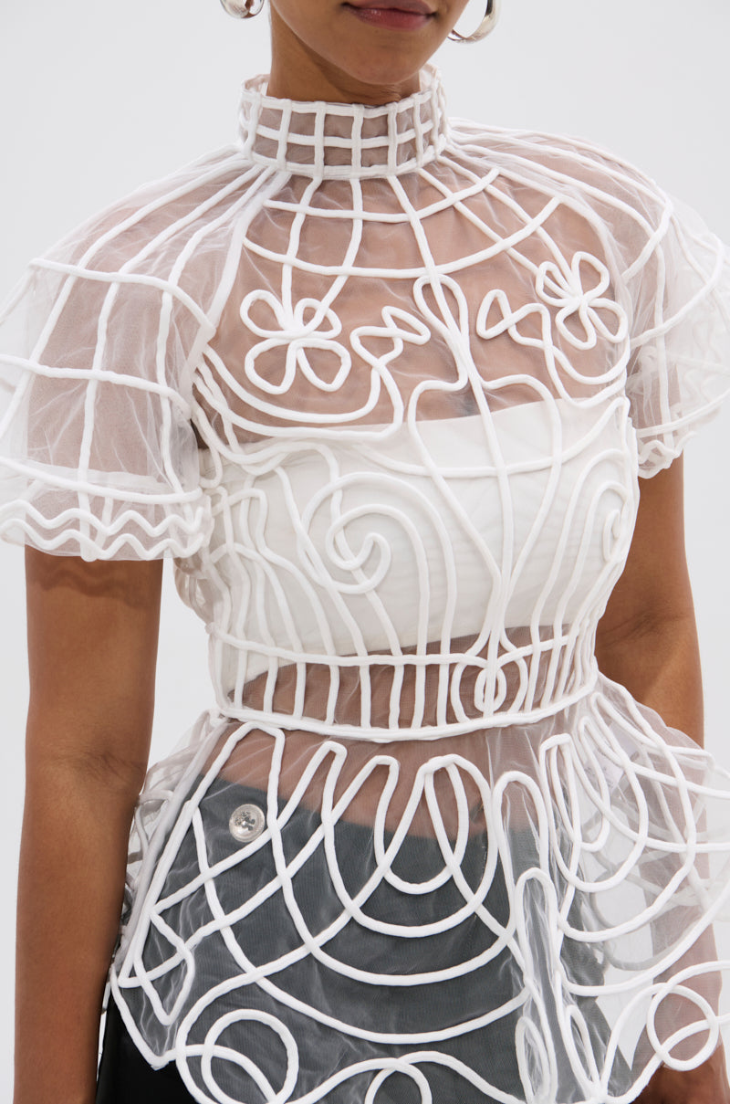 DOLL FACE SHORT SLEEVE STRUCTURED BLOUSE