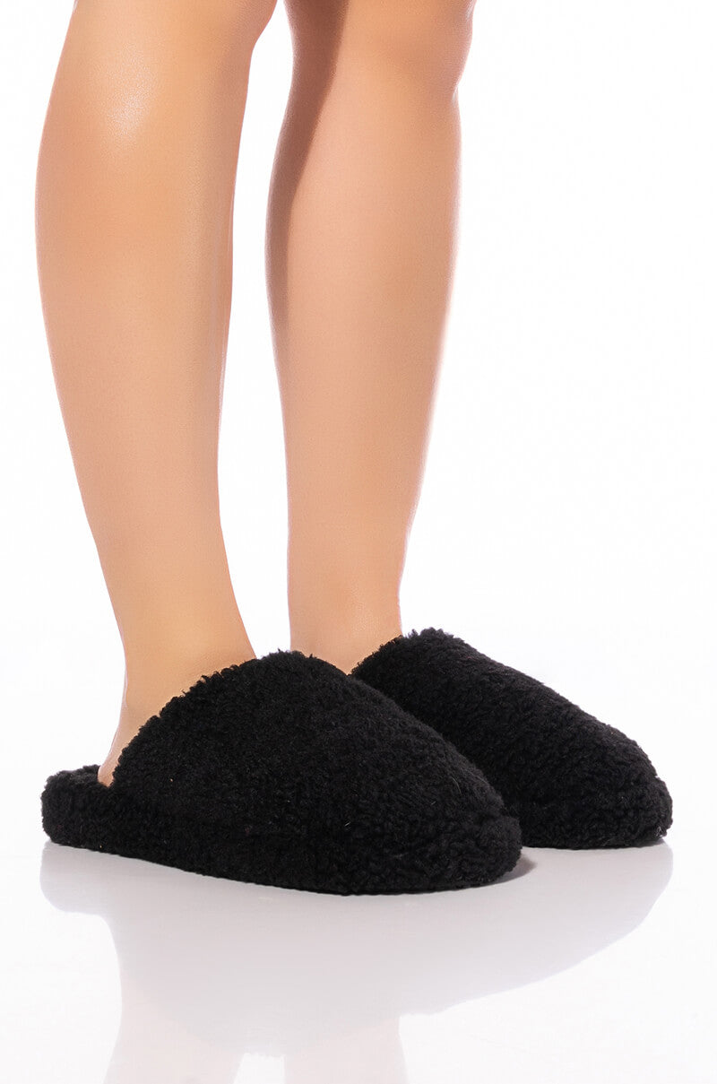 AKIRA CHICA FLUFFY SLIPPER IN BLACK