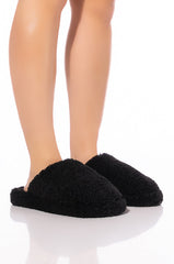 AKIRA CHICA FLUFFY SLIPPER IN BLACK