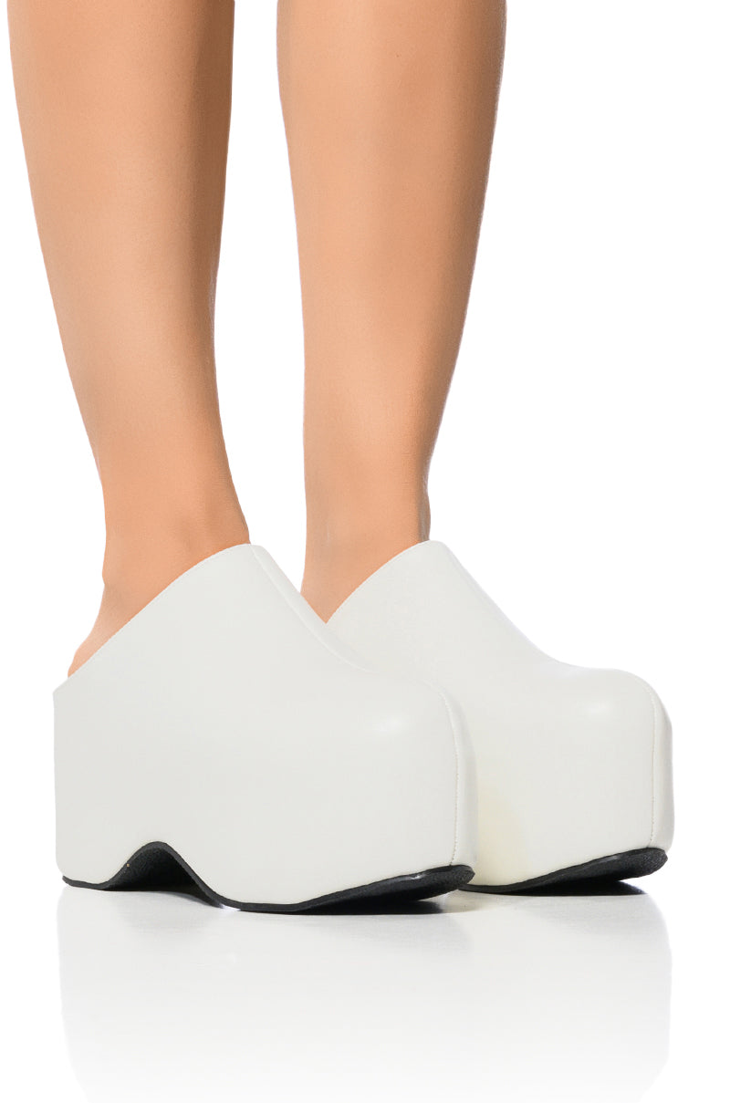 AZALEA WANG BALM WHITE PU CLOG