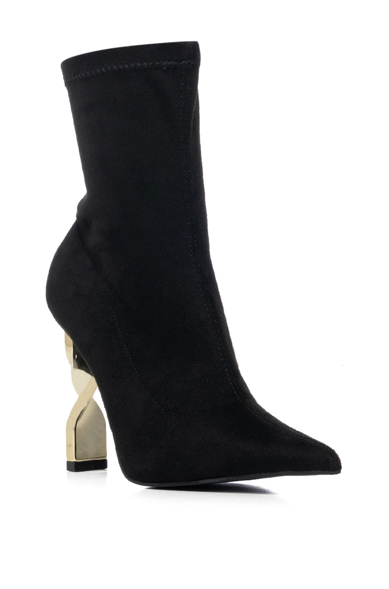 AZALEA WANG BEARNAISE TWISTED HEEL BOOTIE IN BLACK