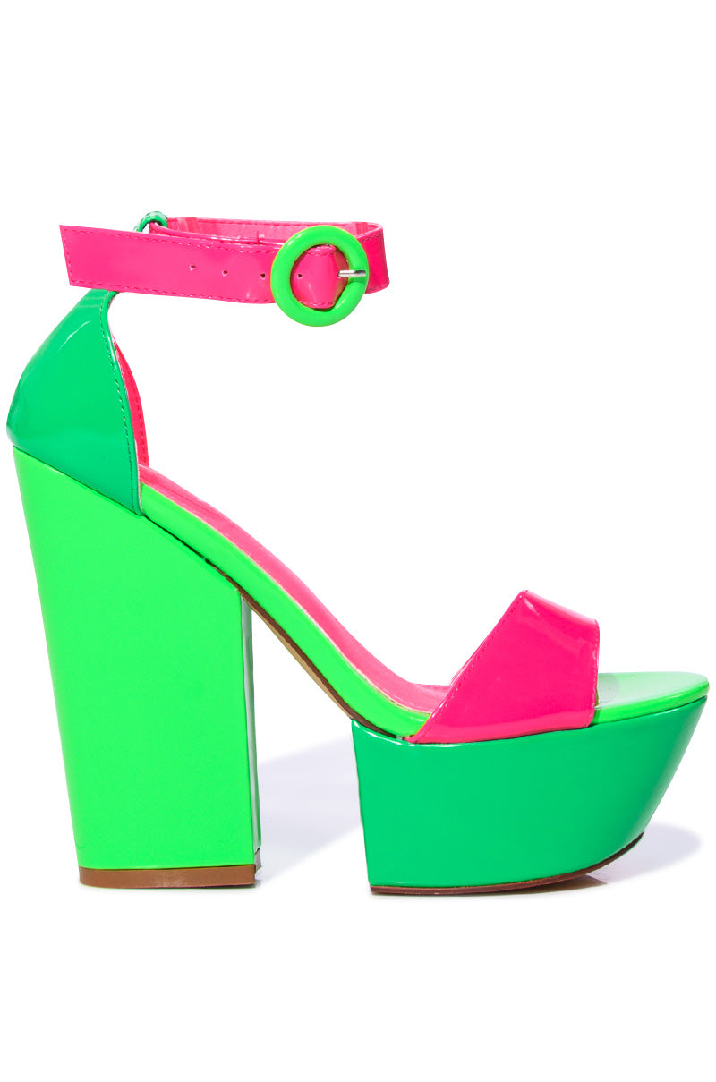 AZALEA WANG BUTTERSCOTCH COLOR BLOCKED SANDAL IN GREEN