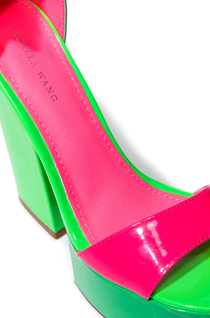 AZALEA WANG BUTTERSCOTCH COLOR BLOCKED SANDAL IN GREEN