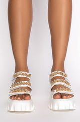 AZALEA WANG CANT HOLD BACK FLATFORM SANDAL IN WHITE