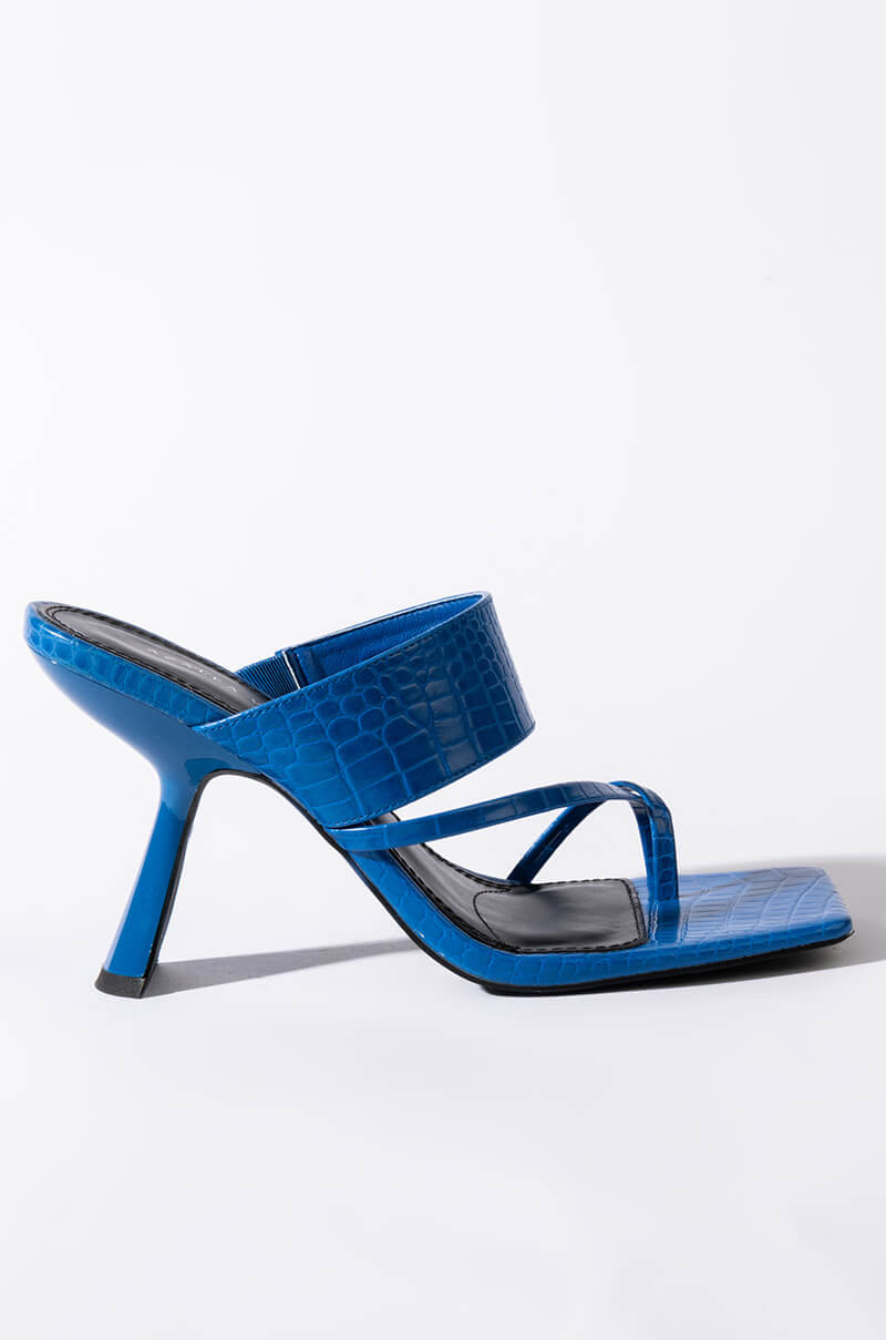 AZALEA WANG CITY DREAMS CHUNKY SANDAL IN BLUE
