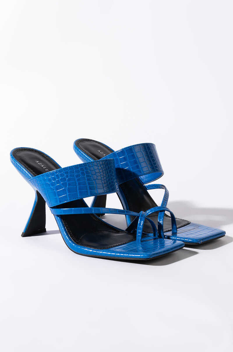 AZALEA WANG CITY DREAMS CHUNKY SANDAL IN BLUE