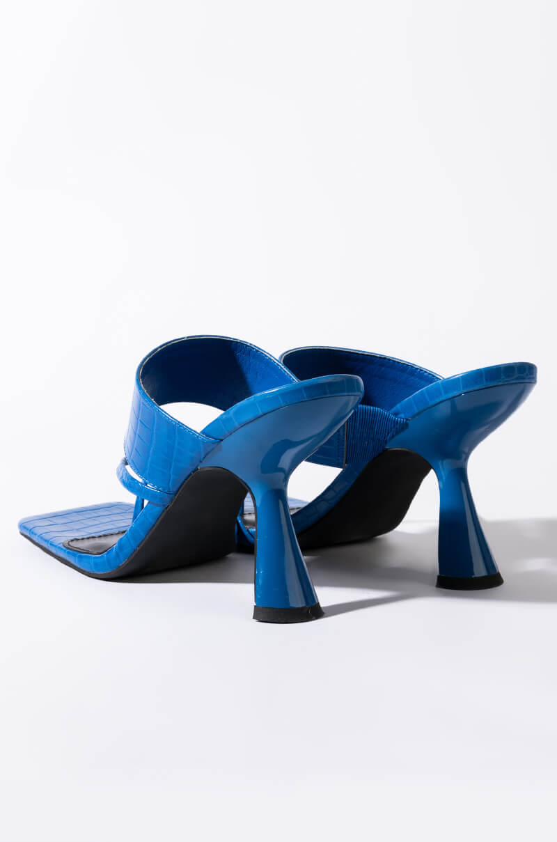 AZALEA WANG CITY DREAMS CHUNKY SANDAL IN BLUE
