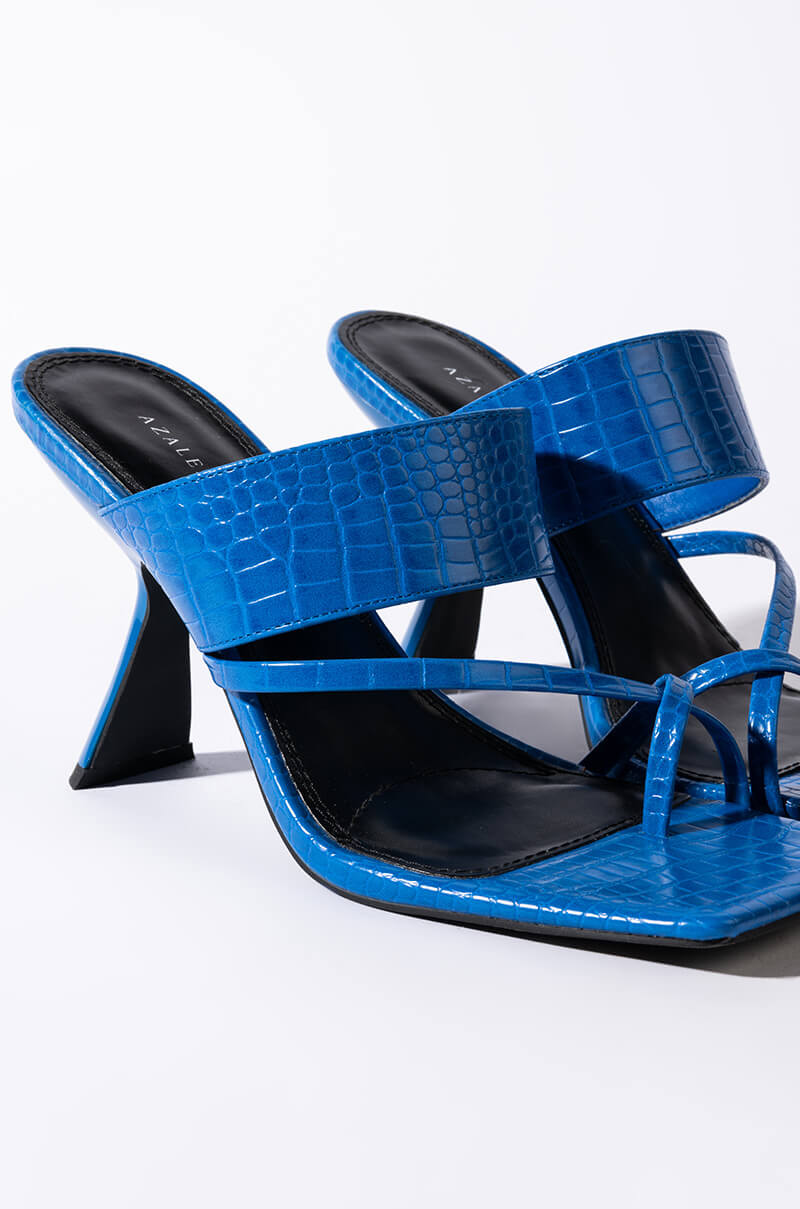AZALEA WANG CITY DREAMS CHUNKY SANDAL IN BLUE