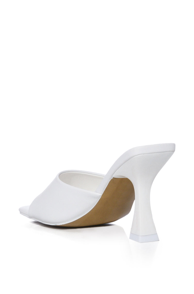 AZALEA WANG EGYPT BASIC SANDAL IN WHITE