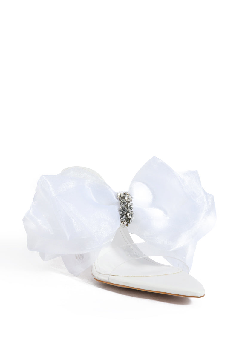 AZALEA WANG CAPABLE BOW SANDAL IN WHITE