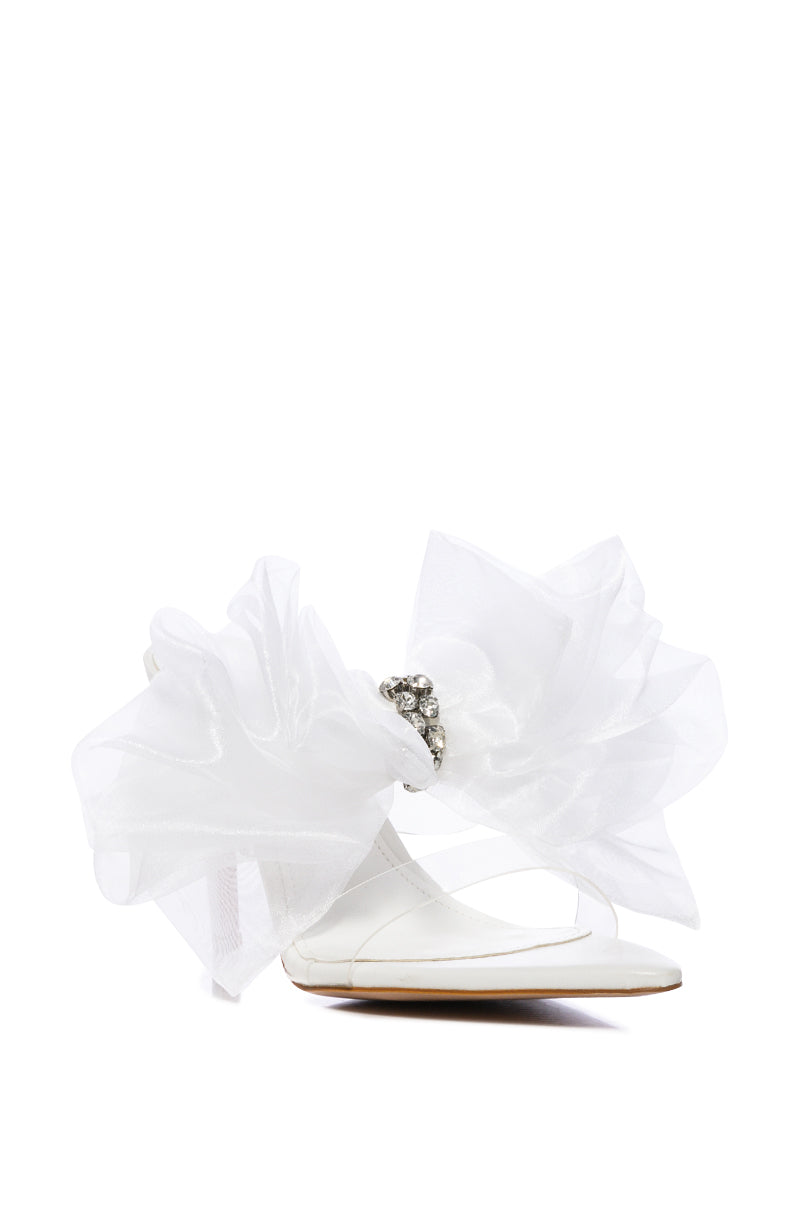 AZALEA WANG CAPABLE BOW SANDAL IN WHITE