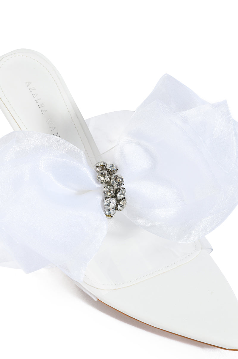 AZALEA WANG CAPABLE BOW SANDAL IN WHITE