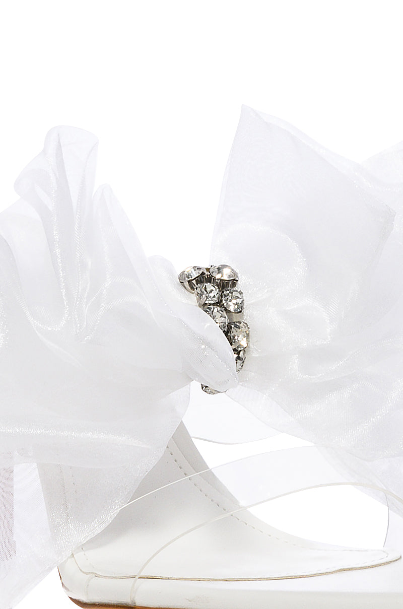 AZALEA WANG CAPABLE BOW SANDAL IN WHITE