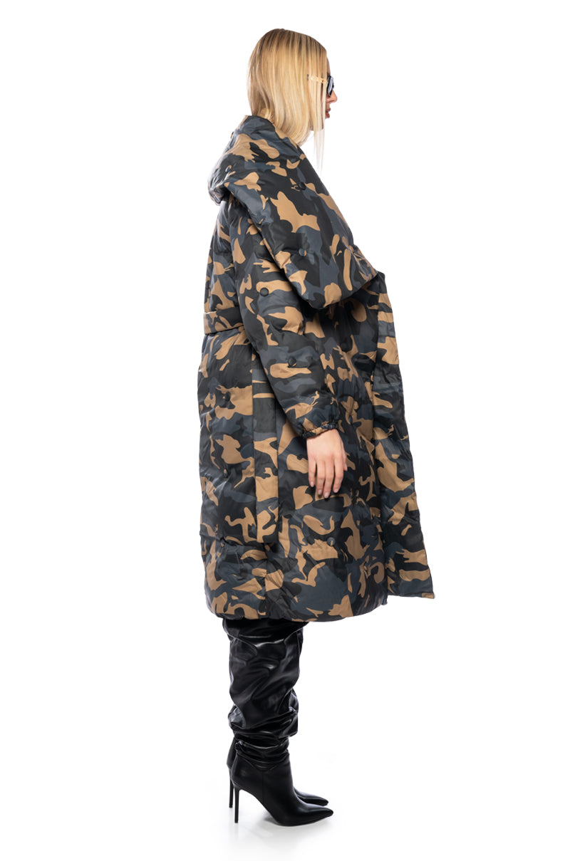 CAMPING TUFTED PUFFER COAT IN CAMO