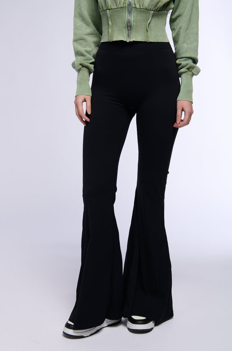 ON THE RUN RUCHED BACK FLARE LEGGING IN BLACK