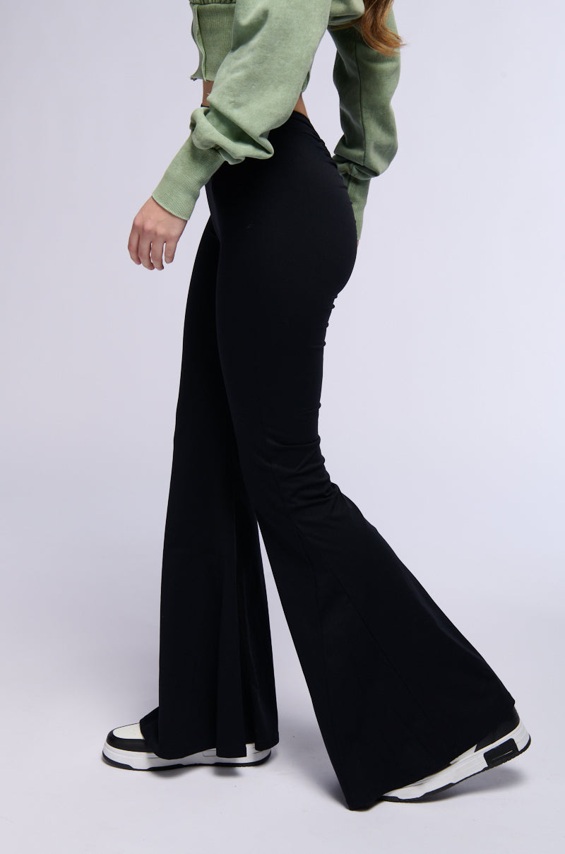 ON THE RUN RUCHED BACK FLARE LEGGING IN BLACK