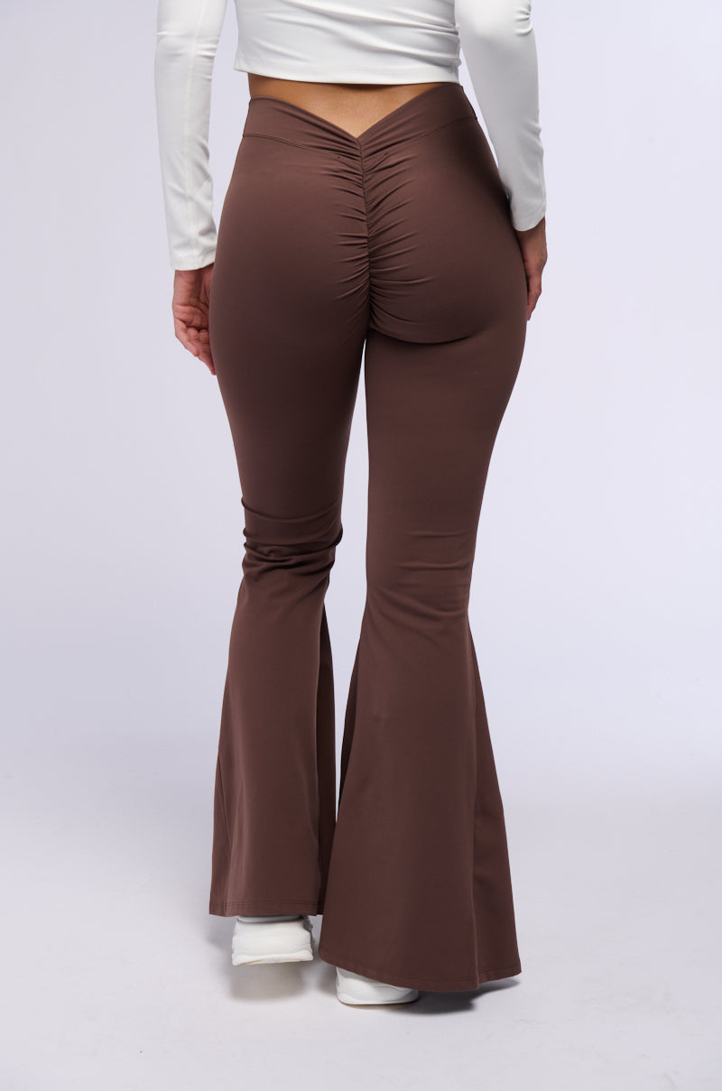 ON THE RUN RUCHED BACK FLARE LEGGING IN BROWN