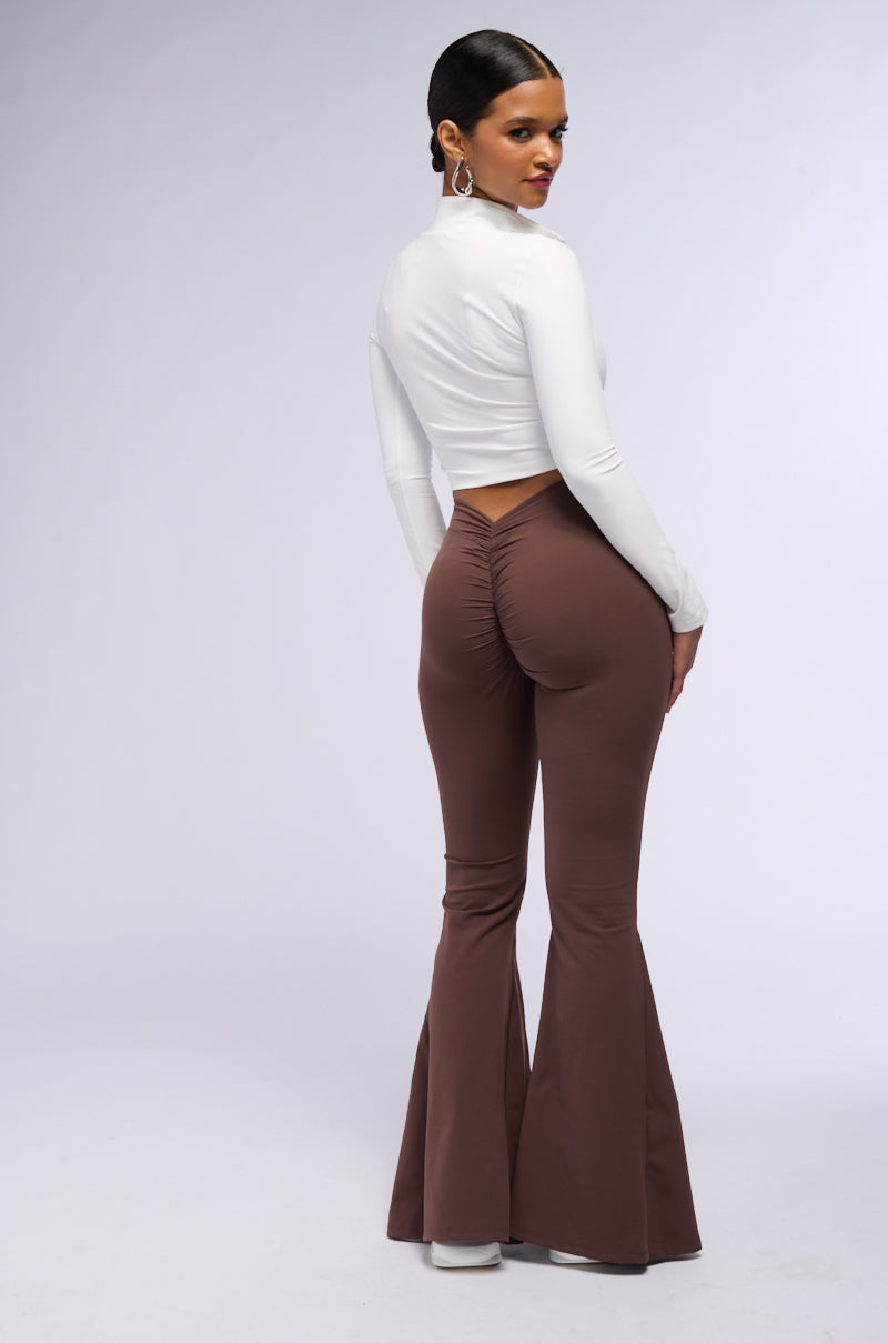 ON THE RUN RUCHED BACK FLARE LEGGING IN BROWN