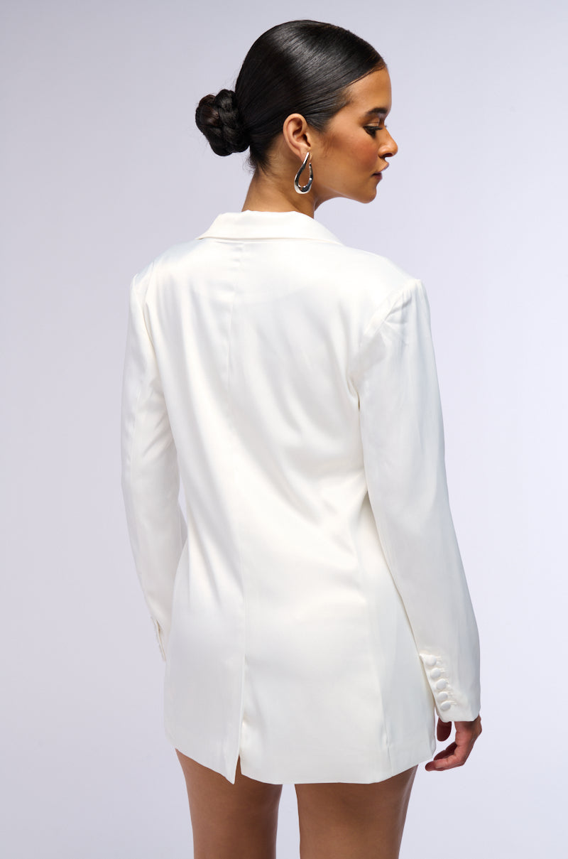 PASSIONE SATIN BLAZER IN WHITE