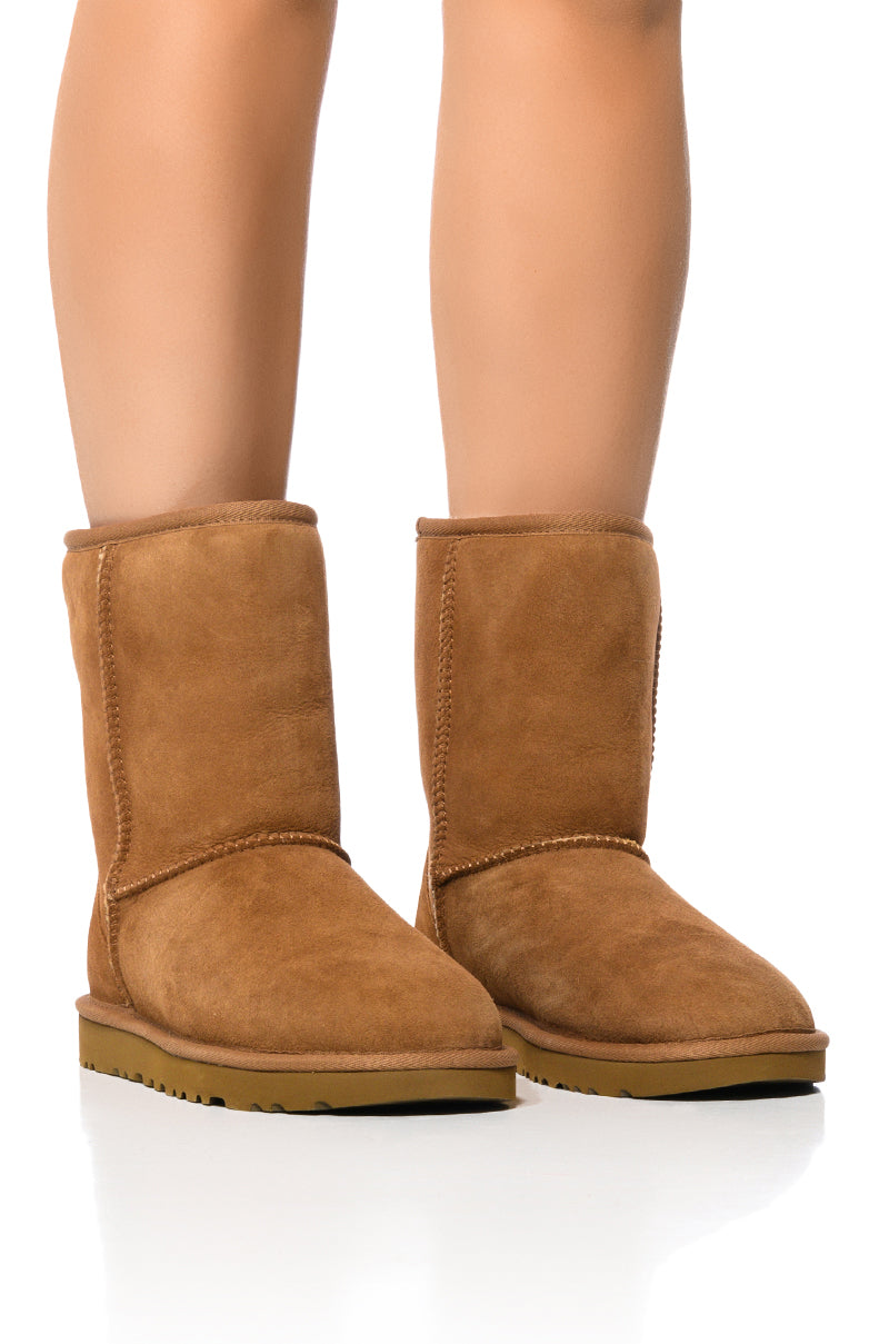UGG CLASSIC SHORT II BOOTIE IN CHESTNUT