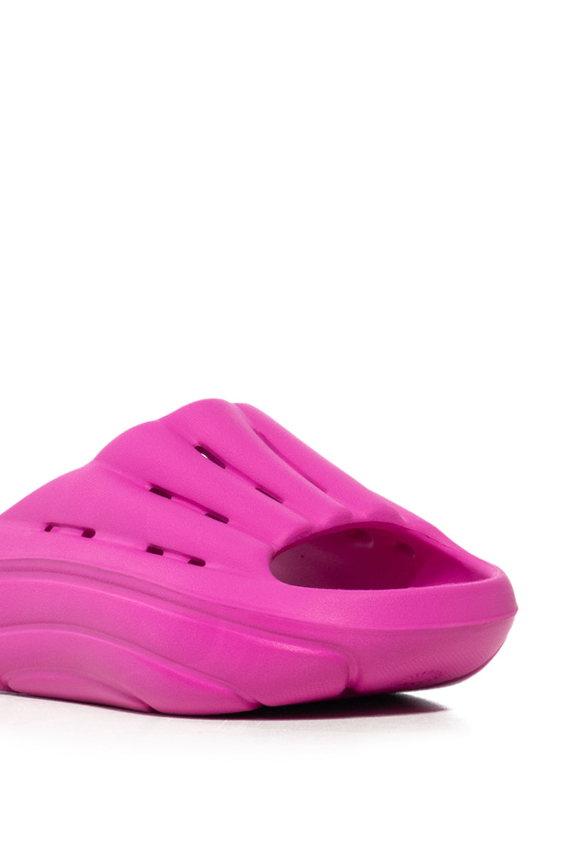 1136880 DRAGONFRUIT UGG SLIDE